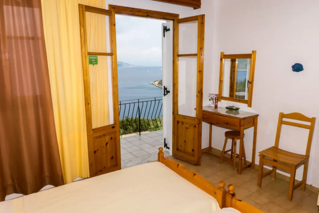 Bedroom opening onto a balcony with sea view