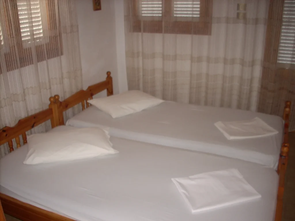 Bedroom with two single beds at Olympia House