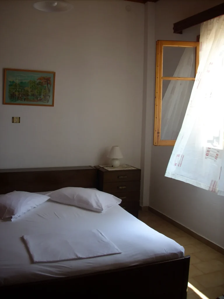 Double bedroom with a window