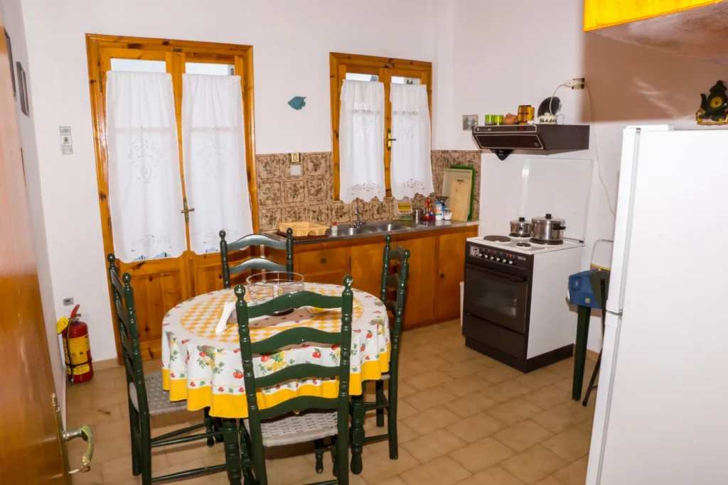 Fully equipped kitchen with dining table