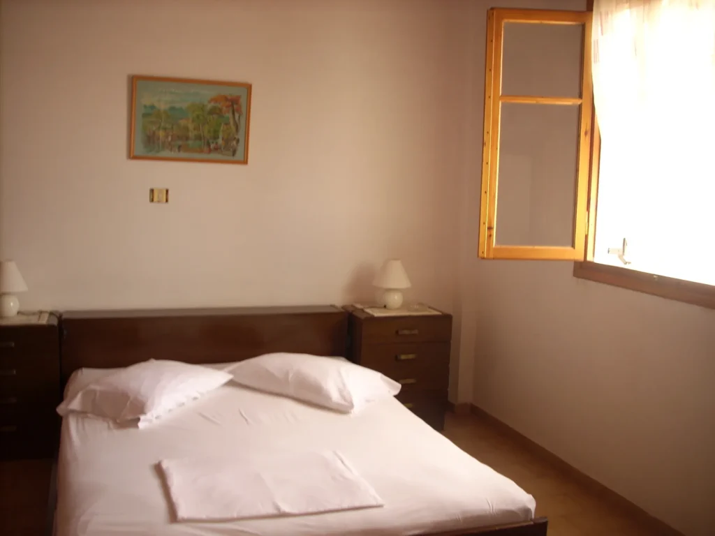 Quiet double bedroom in the apartment