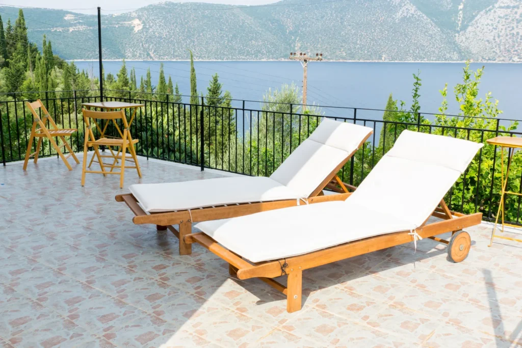 Sun loungers on the terrace with sea view